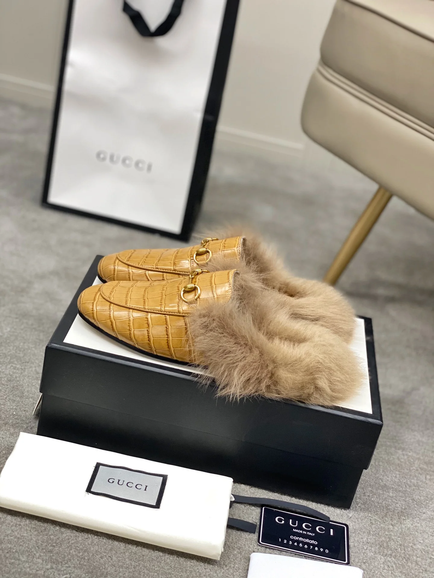 Бутик Gucci 2020 — Последний образ с подиума — Меховые тапочки — Каменный узор