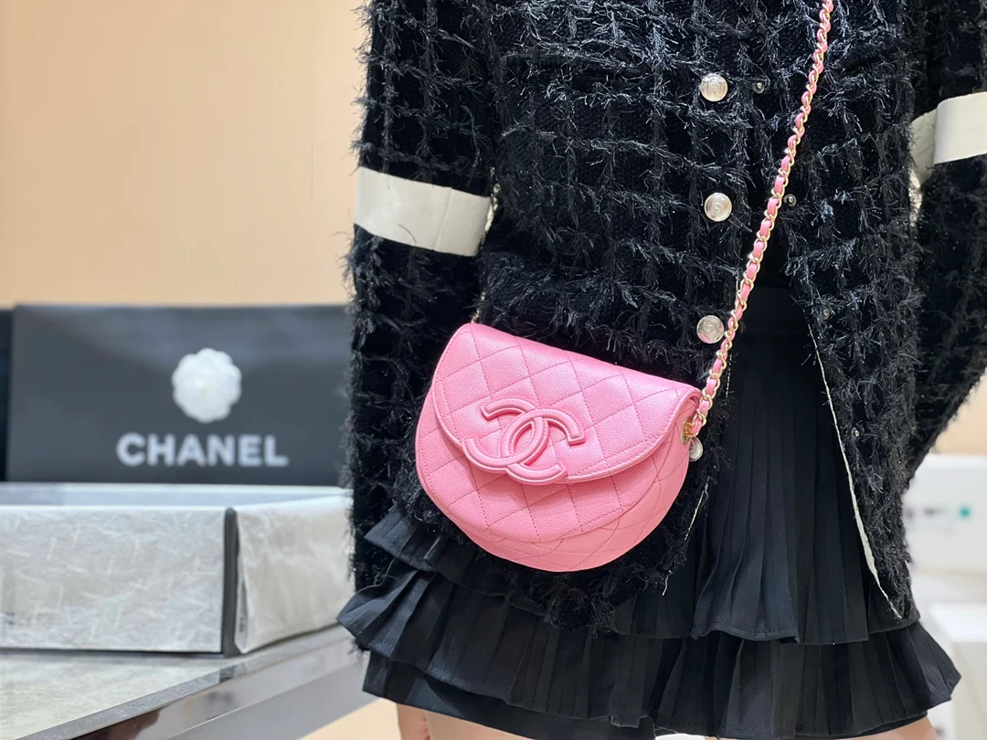 Новинка сезона весна/лето 2023 от Chanel - сумка Lychee Bull Saddle Bag - розовая - на фото.