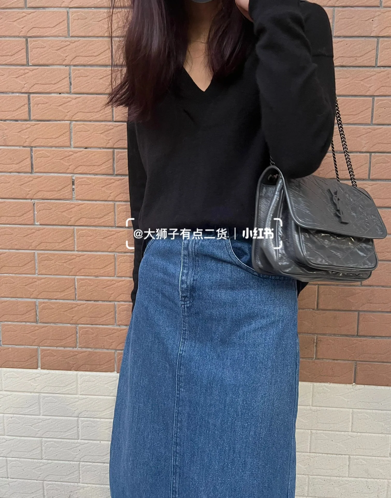 Фото YSL-niki-baby-22cm-leather-grey-on-body