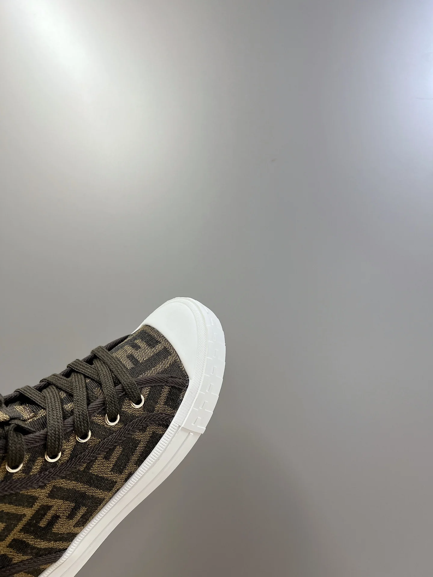 Fendi - Новинка сезона осень/зима 2022 - Высокие повседневные кроссовки с монограммой