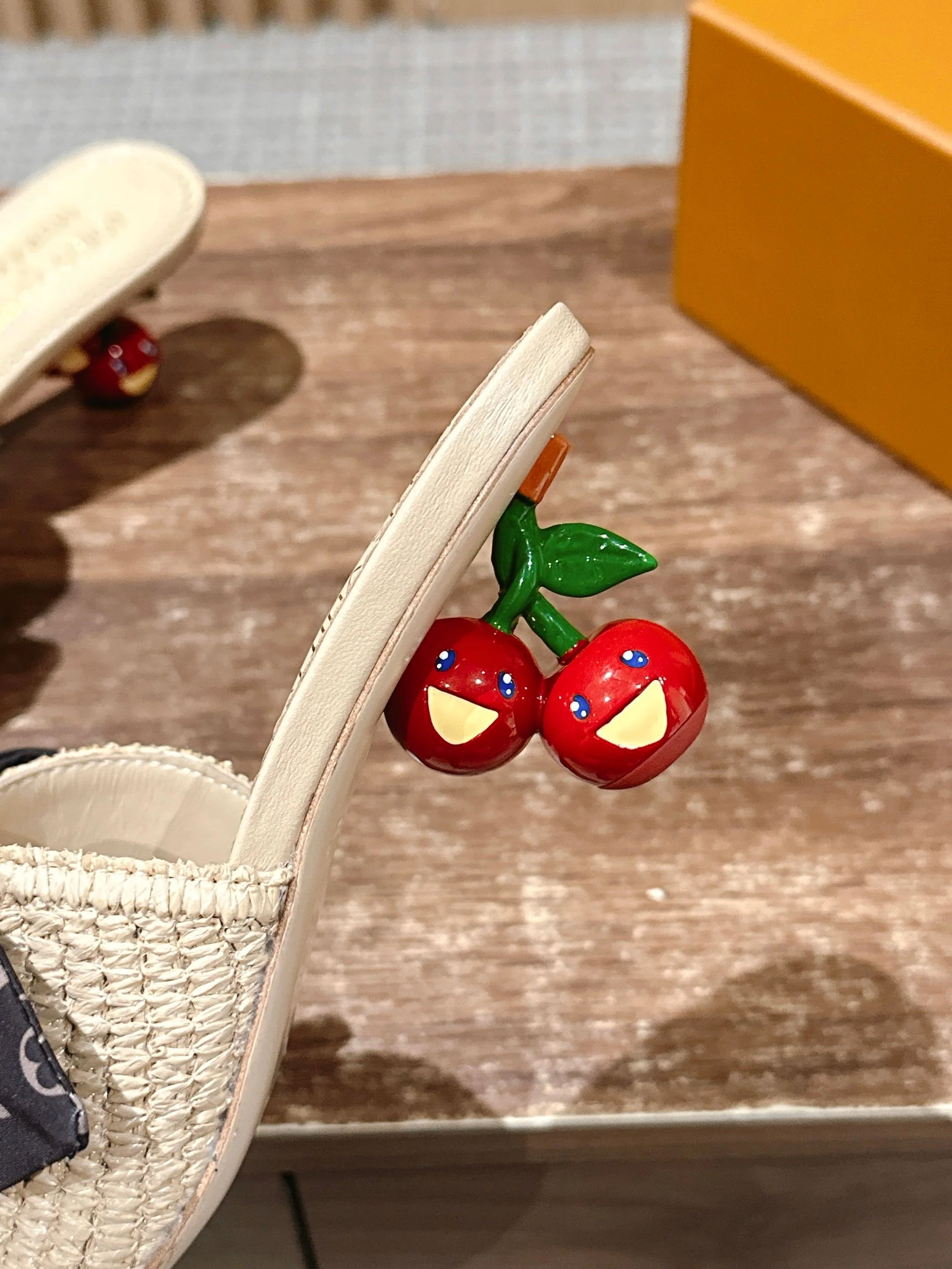 LV - Соломенные сандалии на низком каблуке с бантом - Бежевые