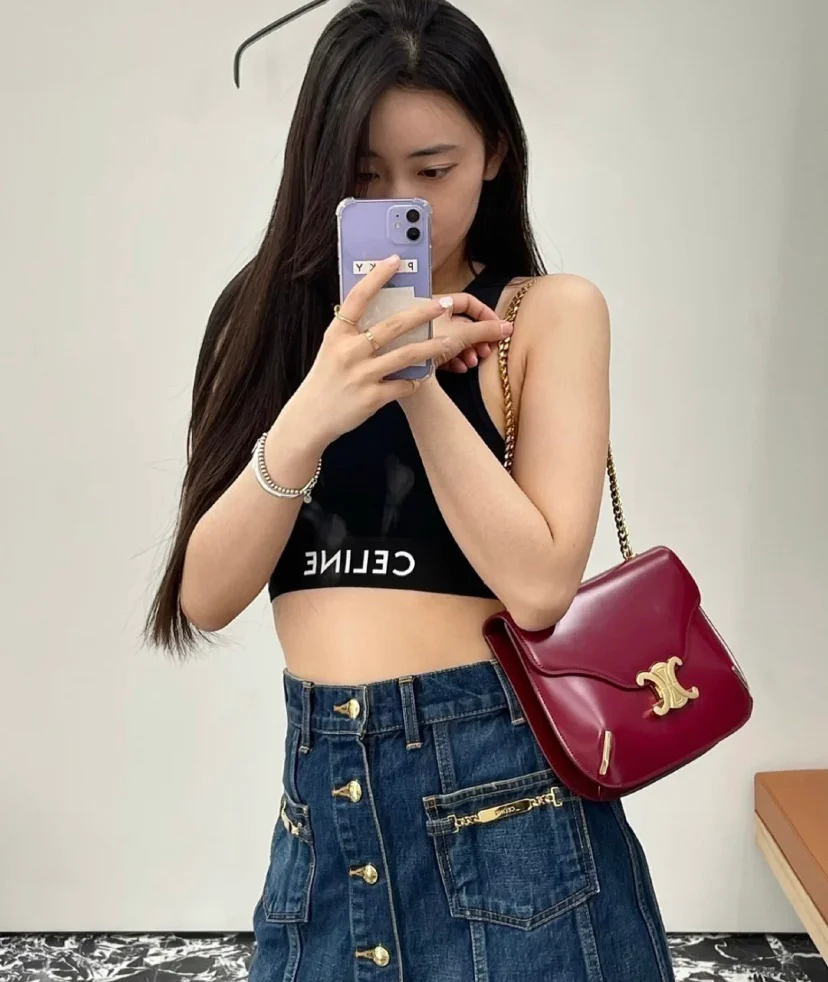 Коллекция Celine осень 2022 - Кожаная сумка Besace на цепочке - Темно-красная