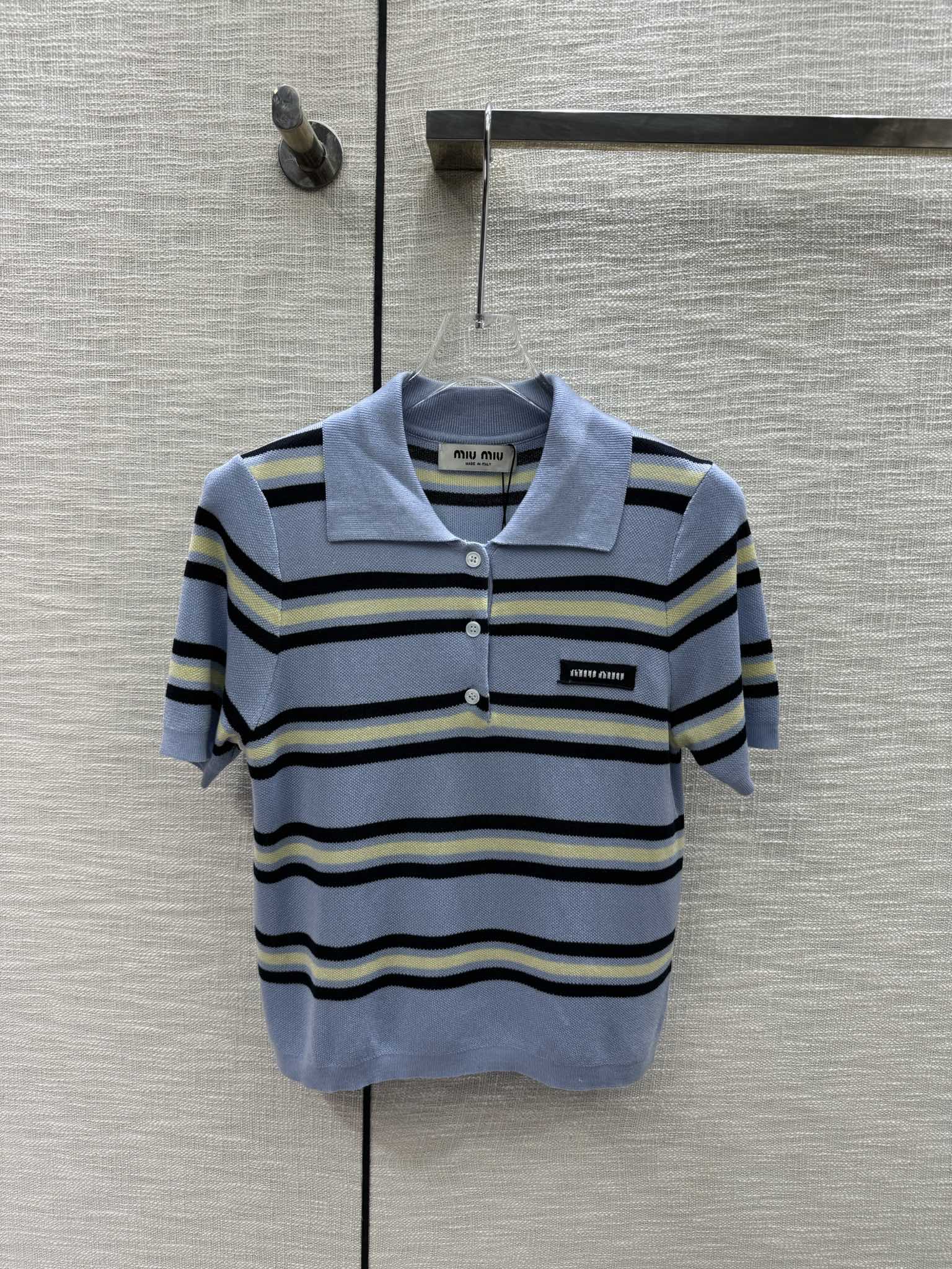 Miu Miu - 2404 - Трикотажный топ с короткими рукавами и воротником-поло в полоску, выполненный в технике цветовых блоков - Синий
