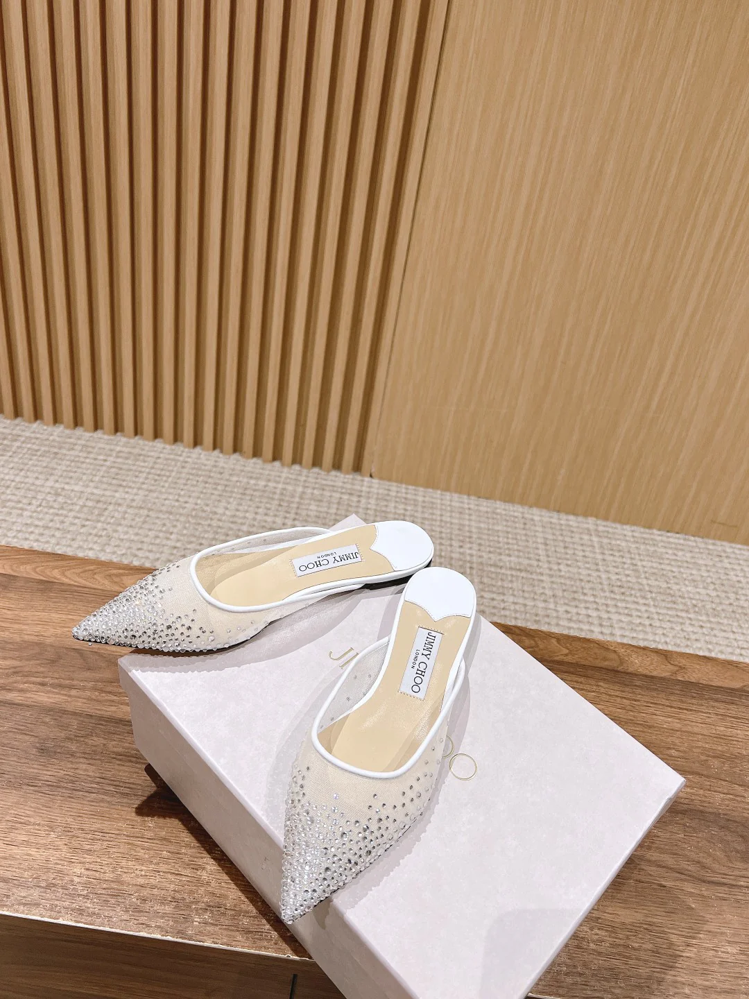 Сандалии Jimmy с сетчатым верхом и стразами, белые.