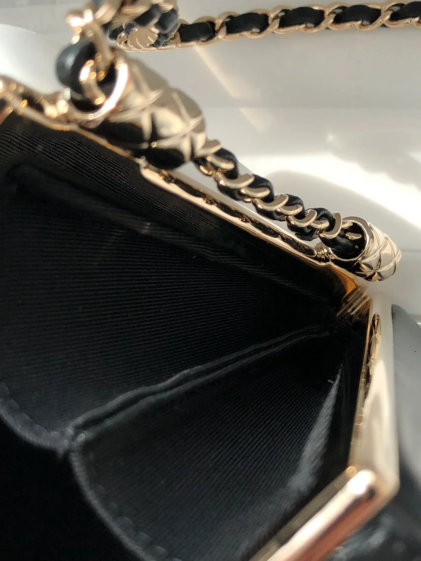 Вечерняя сумочка Chanel из коллекции Métiers d'Art 2020, черно-белая.