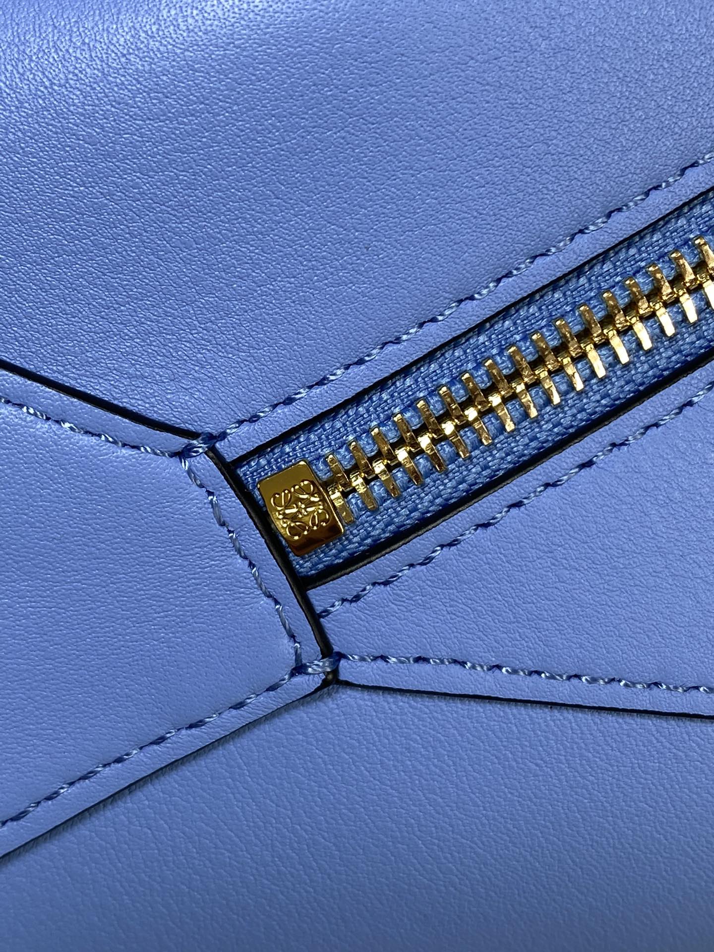 Сумка-хобо Loewe Puzzle, наплечная, из кожи наппа, синяя.