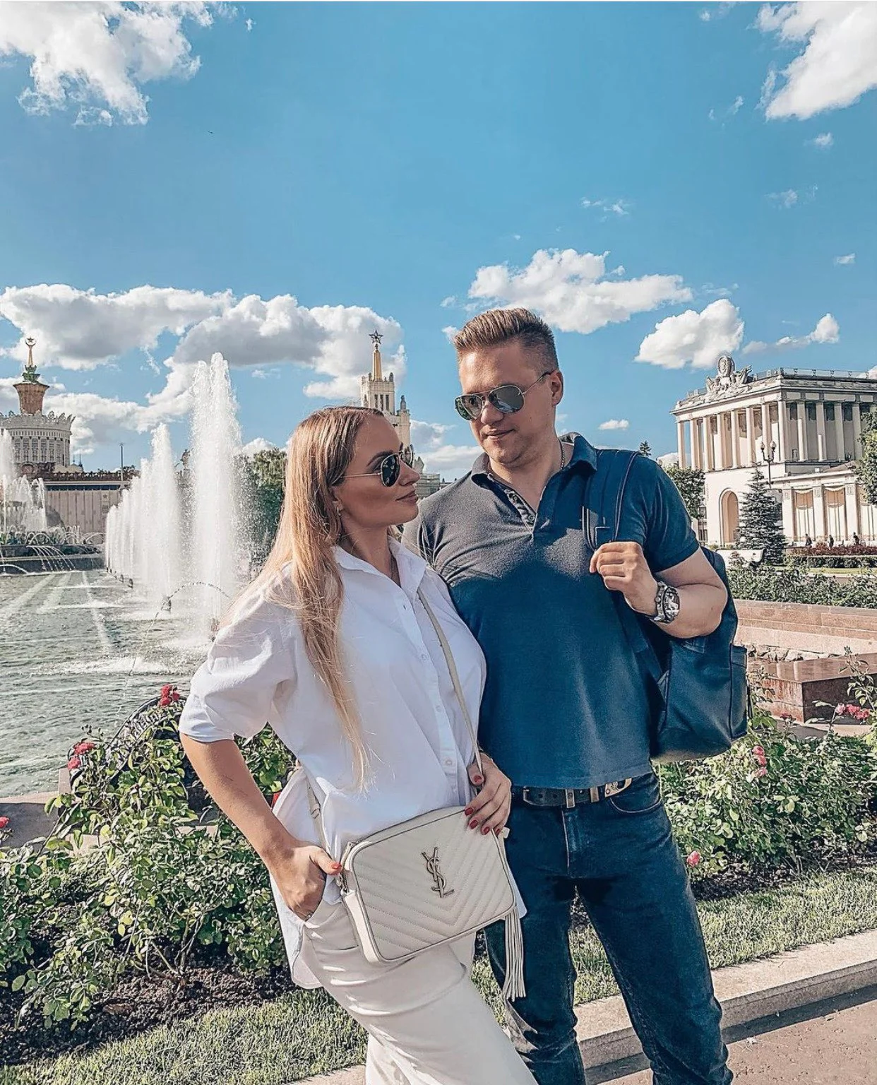 Фотосумка YSL Lou Bag — белая с золотой фурнитурой.