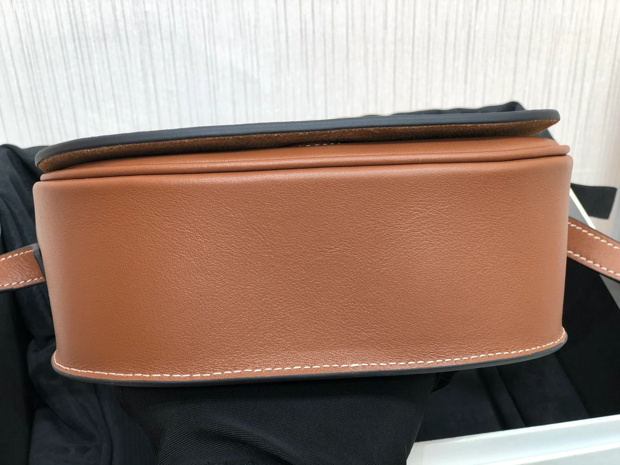 Сумочка Celine-folco-cuir-triomphe из воловьей кожи с заклепками