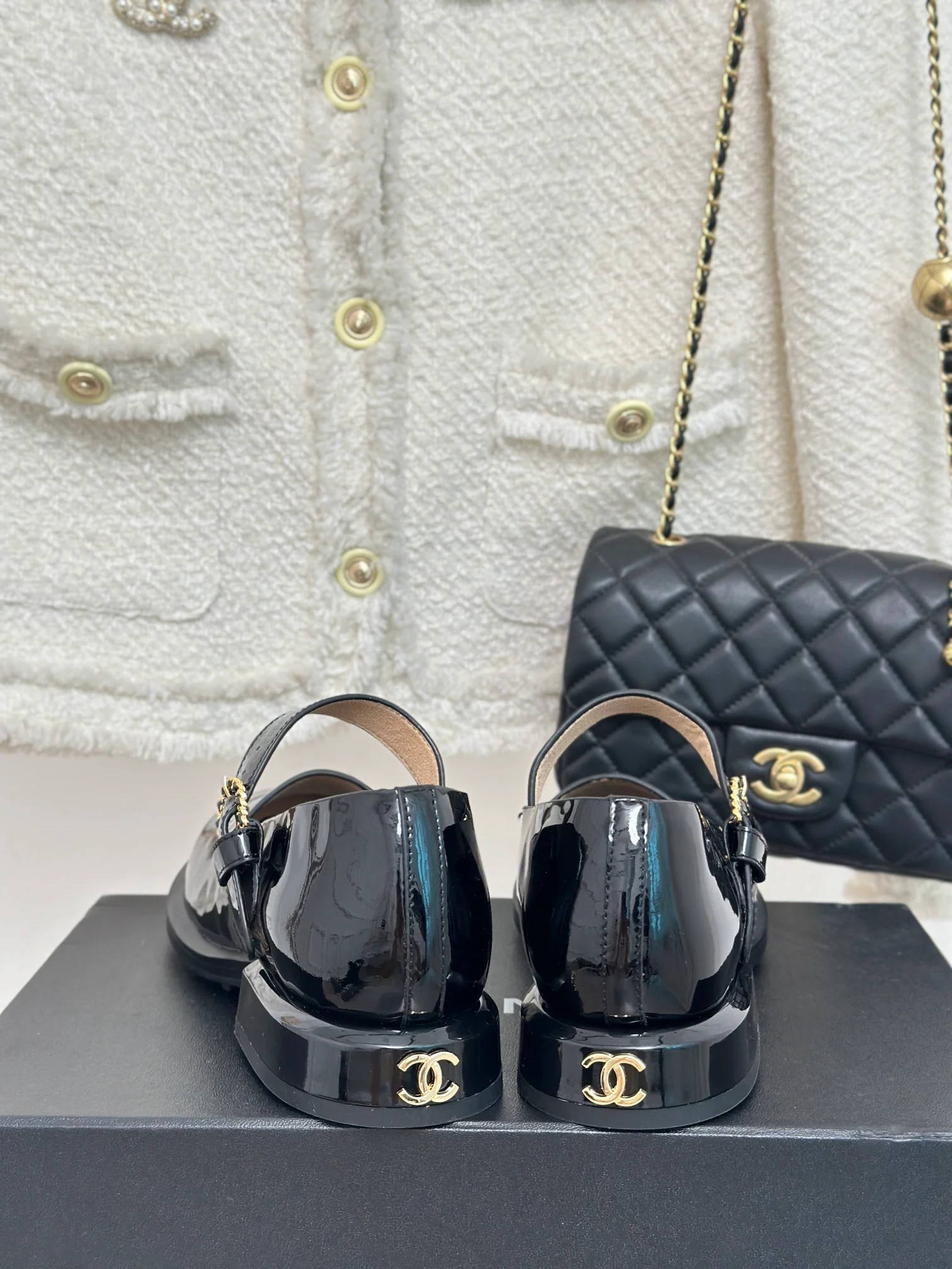 Новинка осенней коллекции Chanel 2023 — Классические туфли Мэри Джейн — Черные