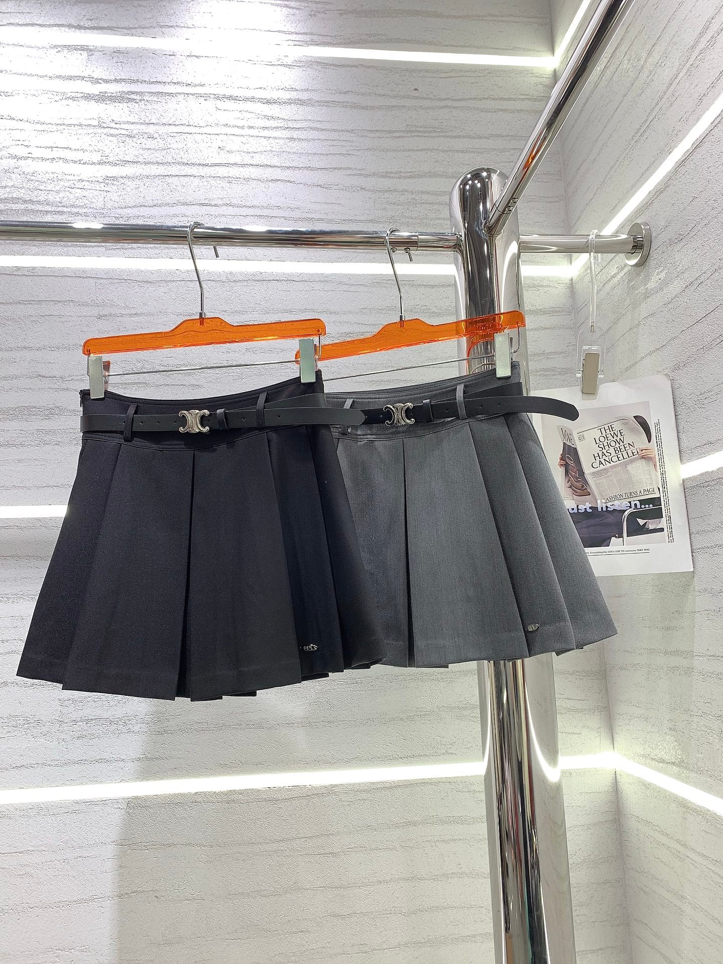 Celine 2403 - Новая кожаная плиссированная мини-юбка с металлическим логотипом и пряжкой