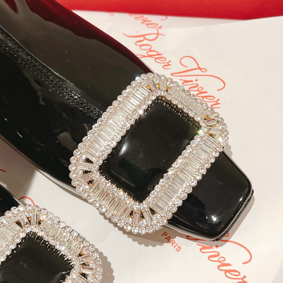 Обувь RV - Ботильоны на низком каблуке, украшенные стразами.