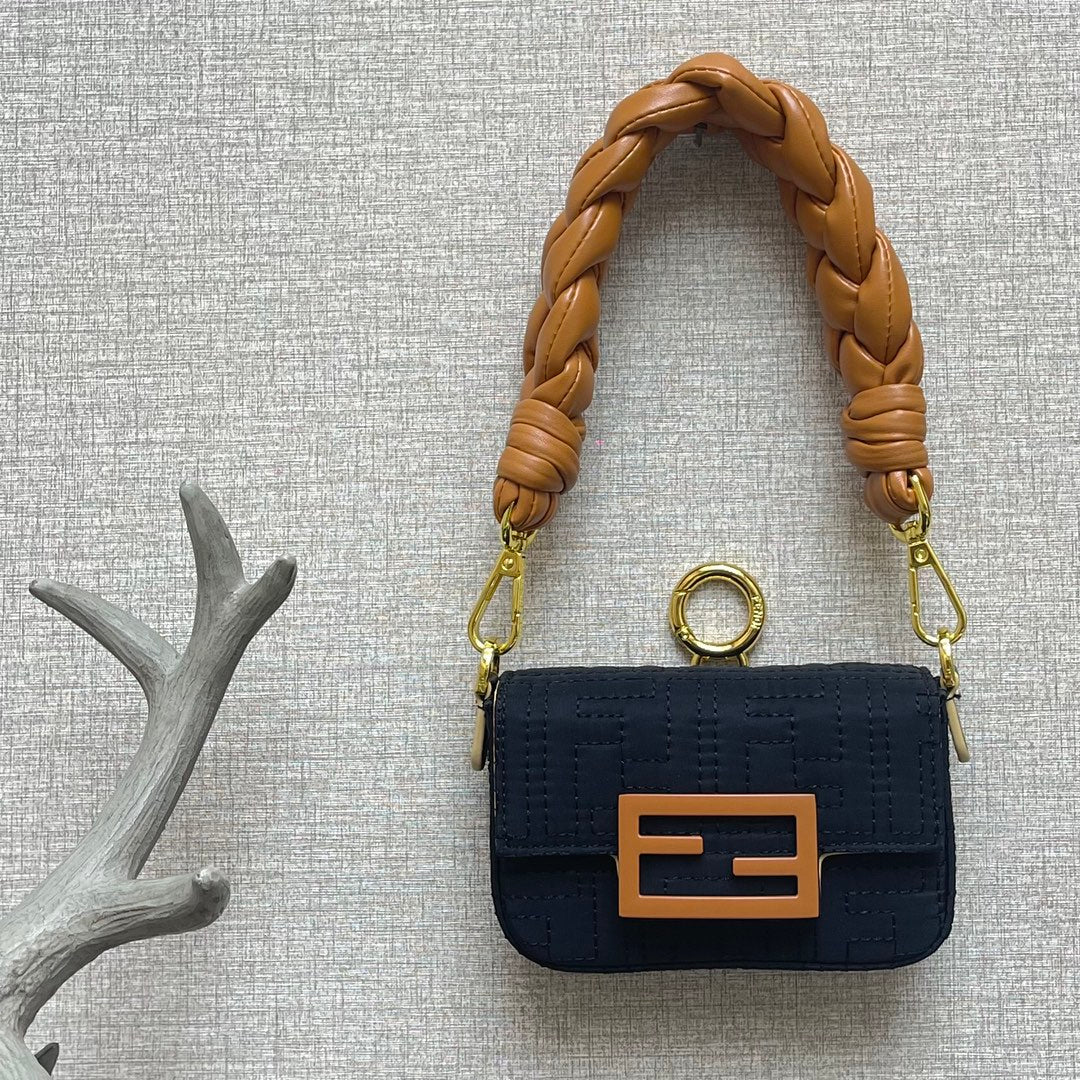 Маленькая черная сумка-багет Fendi Baguette Nano