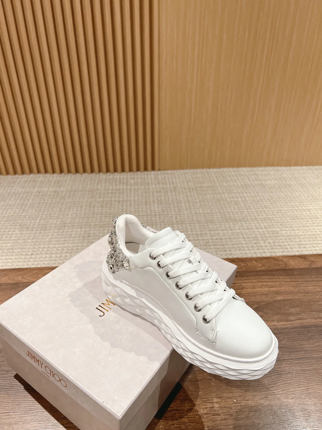 Обувь марки JC - повседневная модель 2024 года - серебристая.