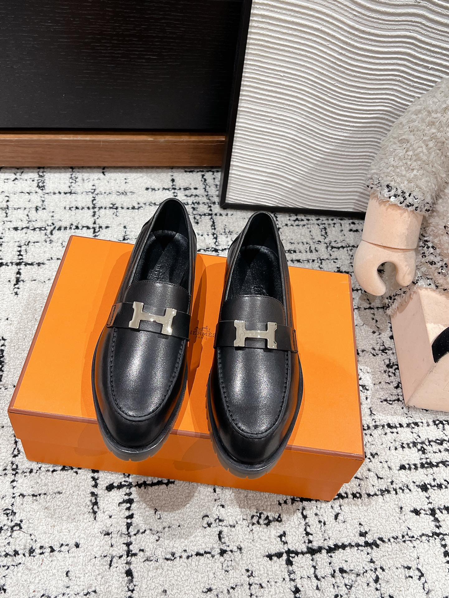 Лоферы Hermes 2024h с пряжкой - черные