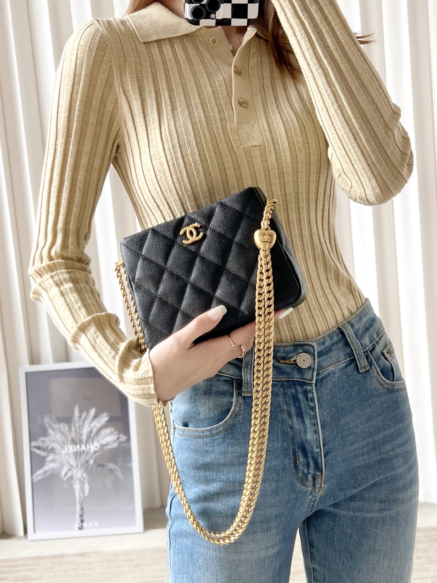 Новинка сезона весна/лето 2023 от Chanel - сумка-хобо в форме сердца - маленькая - черная - фотографии в действии.