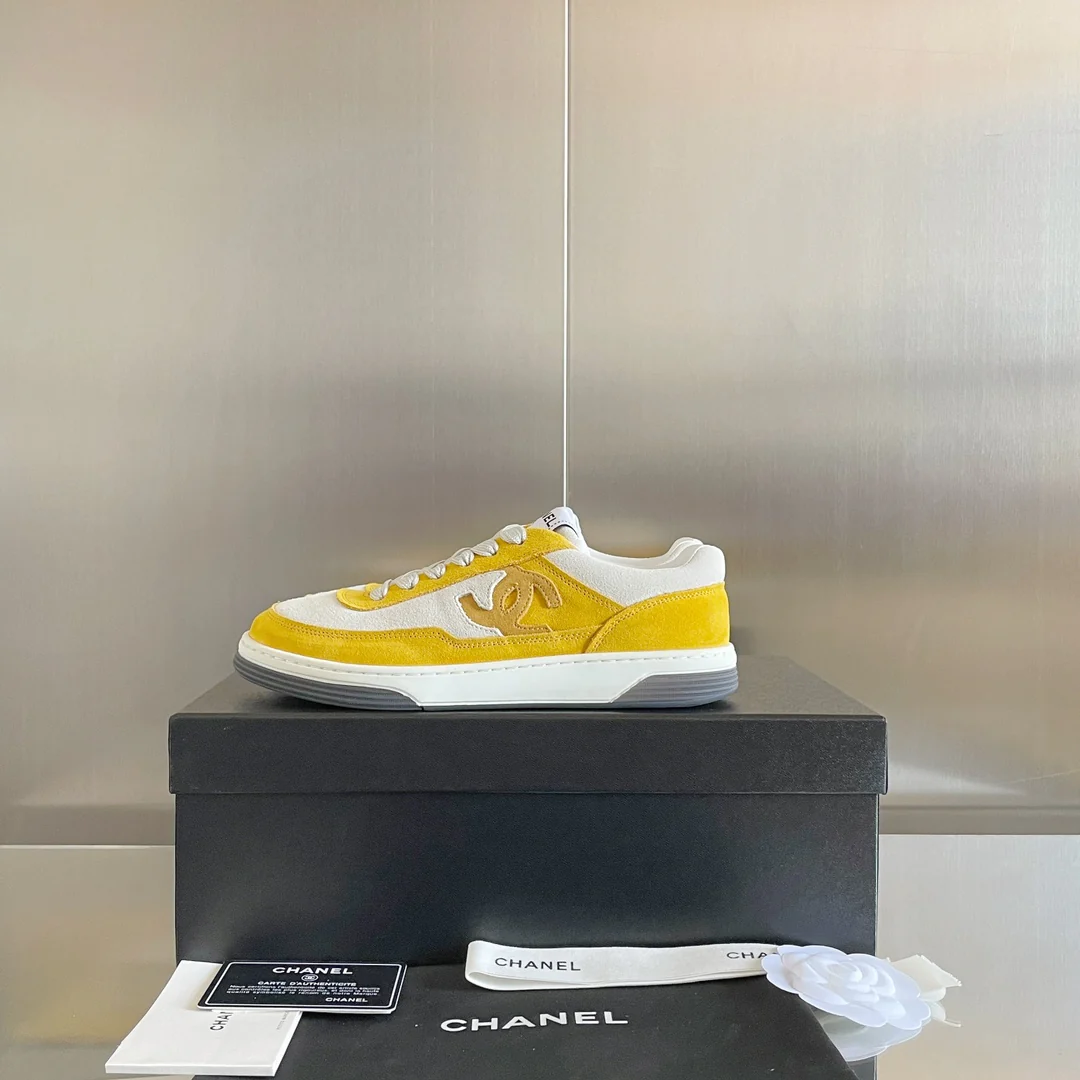 Новые поступления коллекции Chanel весна/лето 2023 - Замшевые кроссовки - Повседневная обувь - Спортивная обувь - Желтые