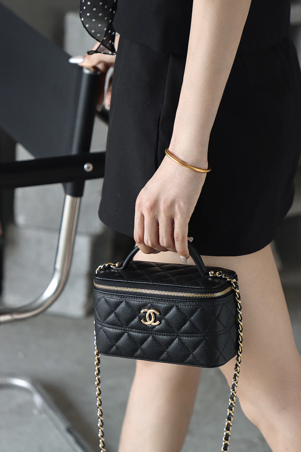 Косметичка Chanel 25c - Черная - Фурнитура из светлого золота