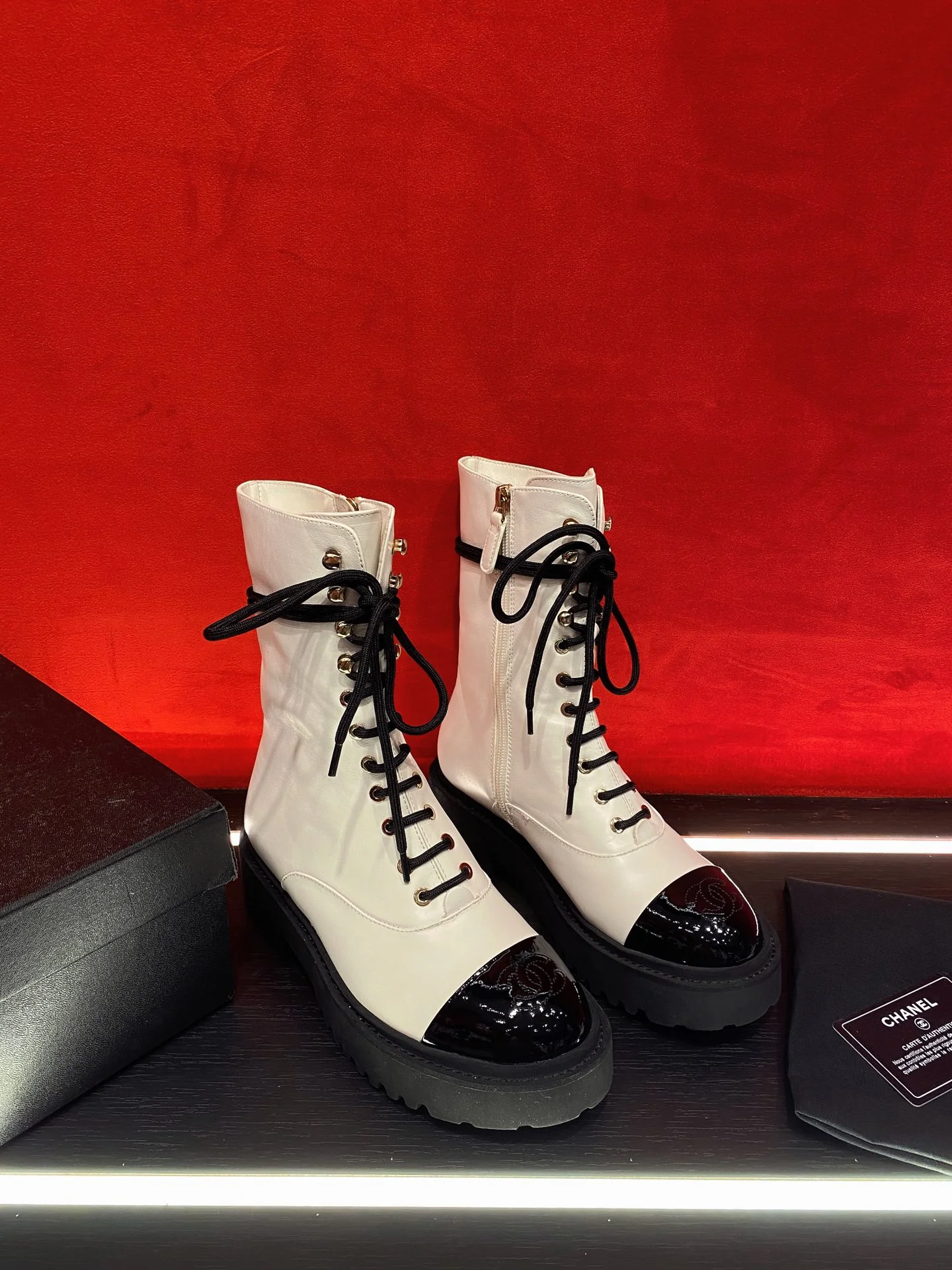 Новинка сезона осень/зима 2022 от Chanel — Ботинки Dr. Martens на платформе — Белый — 5 см