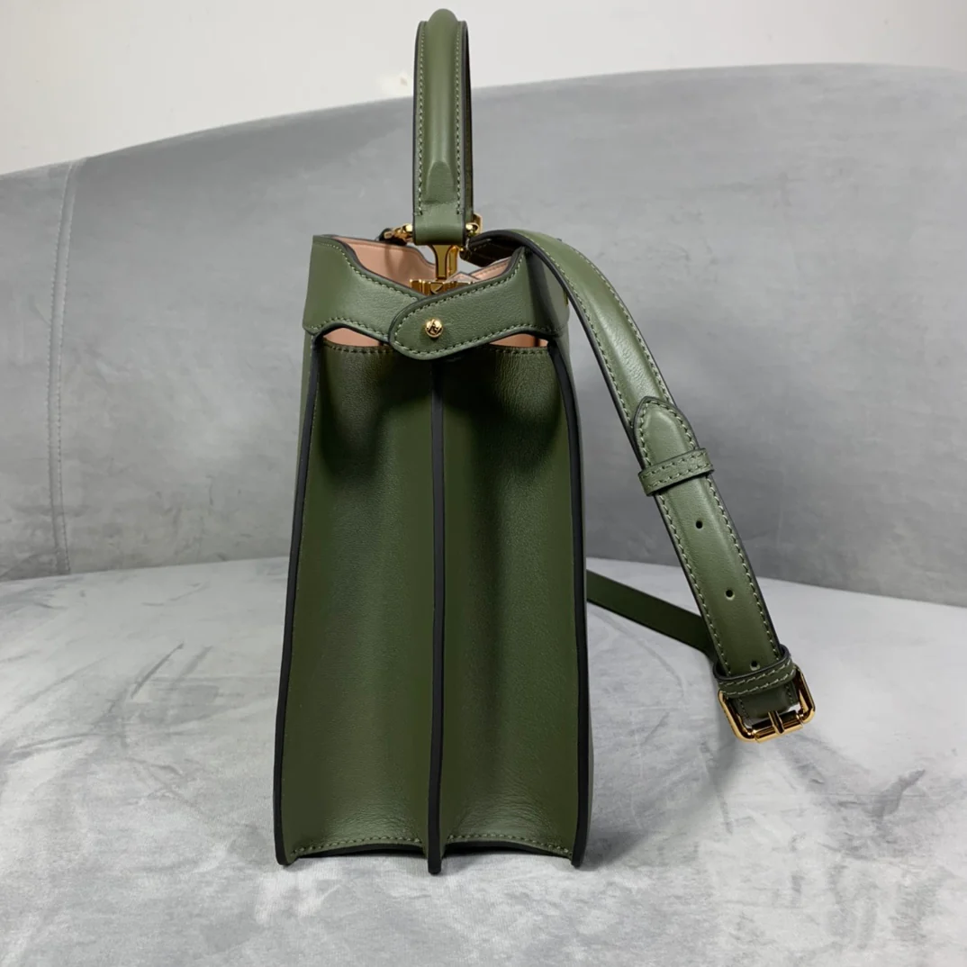 Fendi Peekaboo i-seey Средне-зеленая кожаная сумка