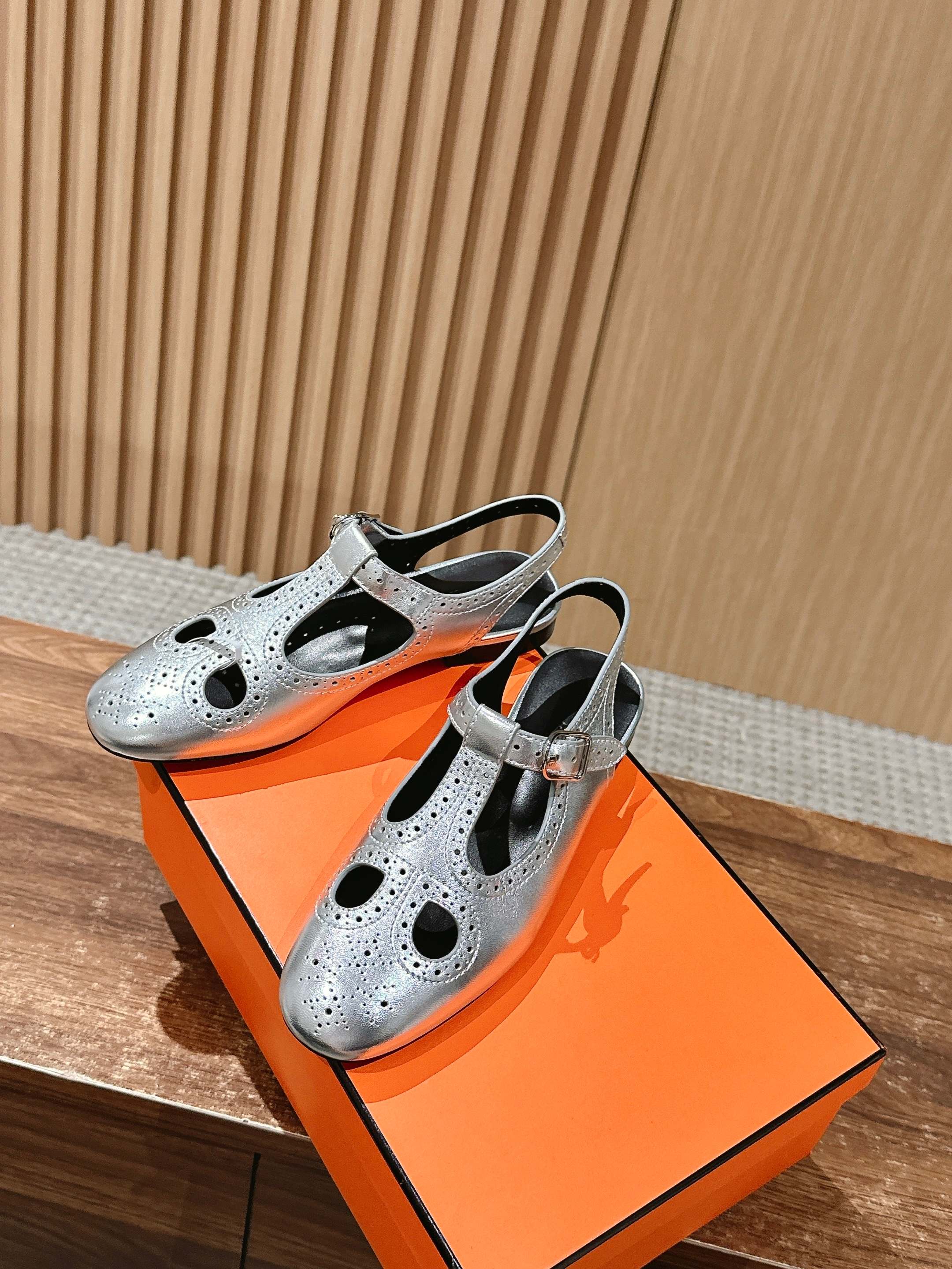 Кожаные сандалии-гилли Hermes с открытой пяткой - серебристые