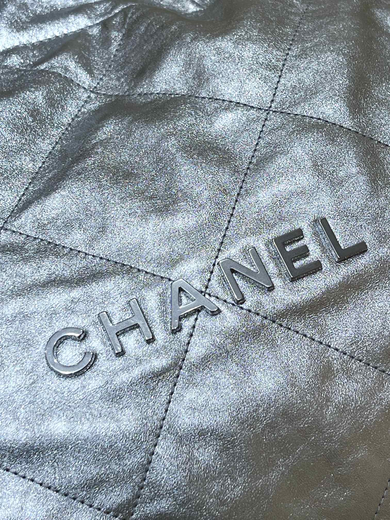 Коллекция Chanel Весна/Лето 2023: Новинка - Сумка 22 - Маленькая - Серебристая