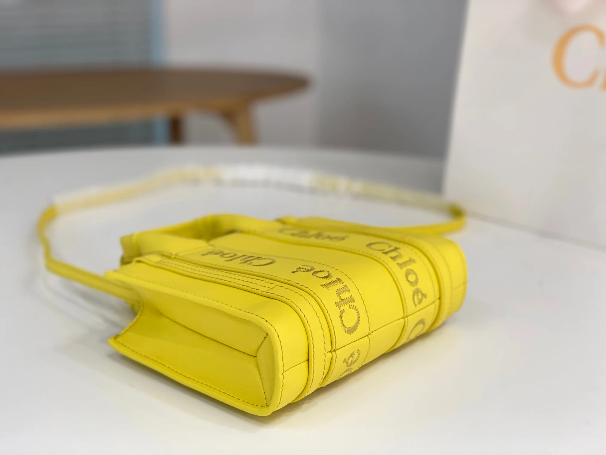 Сумка-тоут Chloe Woody, полностью кожаная, желтая, мини.