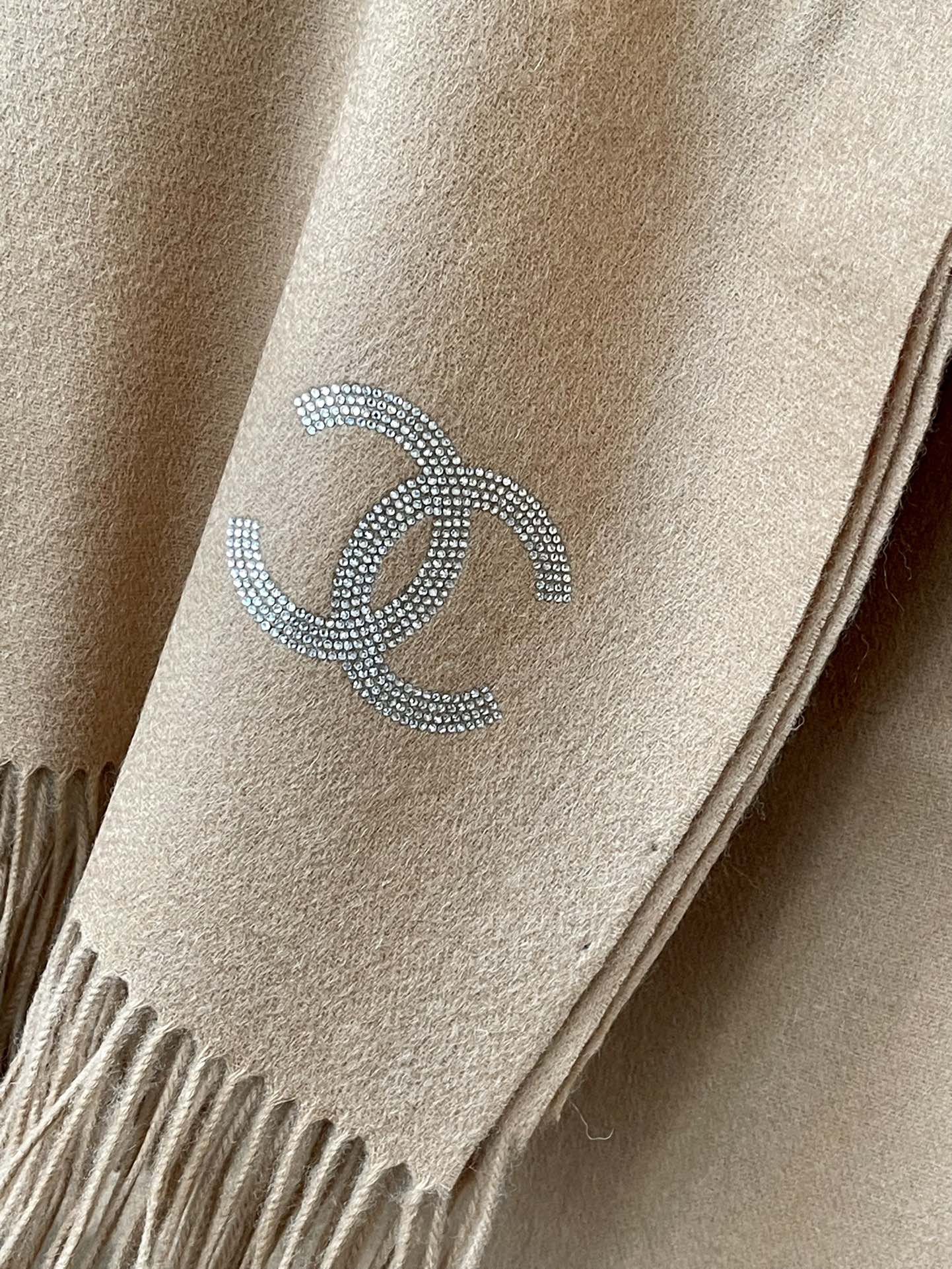 Chanel - Кашемировый шарф, украшенный бриллиантами - 180-70-102 см - Абрикосовый