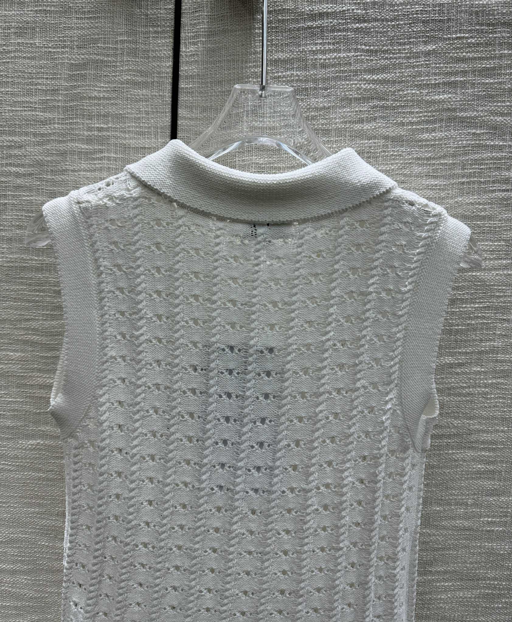 Chanel - 2403-24 Новейший жилет из вязаного полотна с ажурным воротником-поло, модель ?Ранняя весна?, белый.