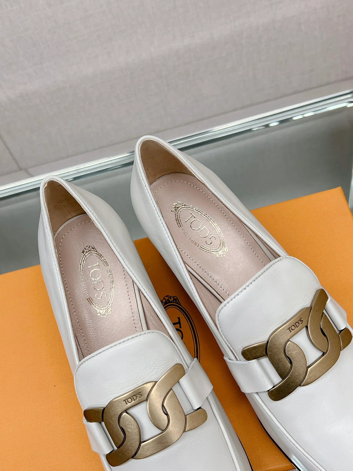 Весенняя коллекция Tods 2023 - Туфли на низком каблуке - Белые