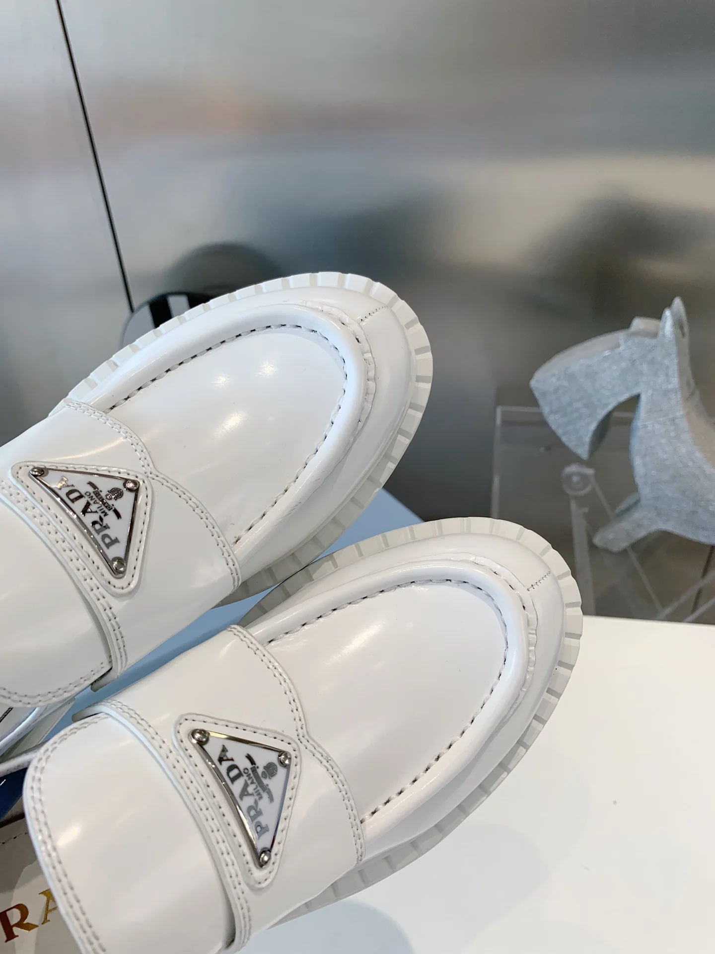 Лоферы Prada Gear - белые