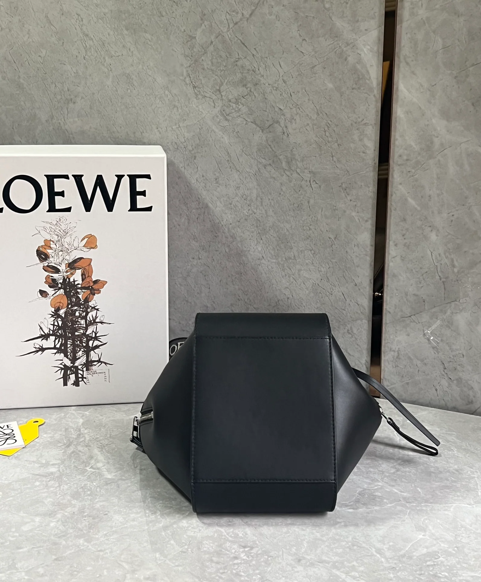 Сумка-гамак Loewe из монохромной эмалированной атласной коллекции - черная