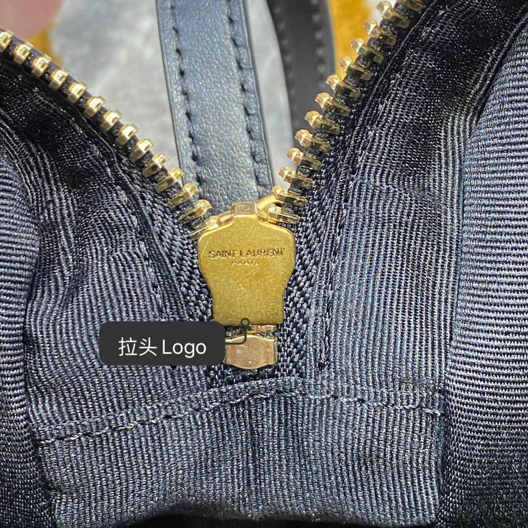 Фотосумка YSL Lou Bag — черная с золотой фурнитурой.