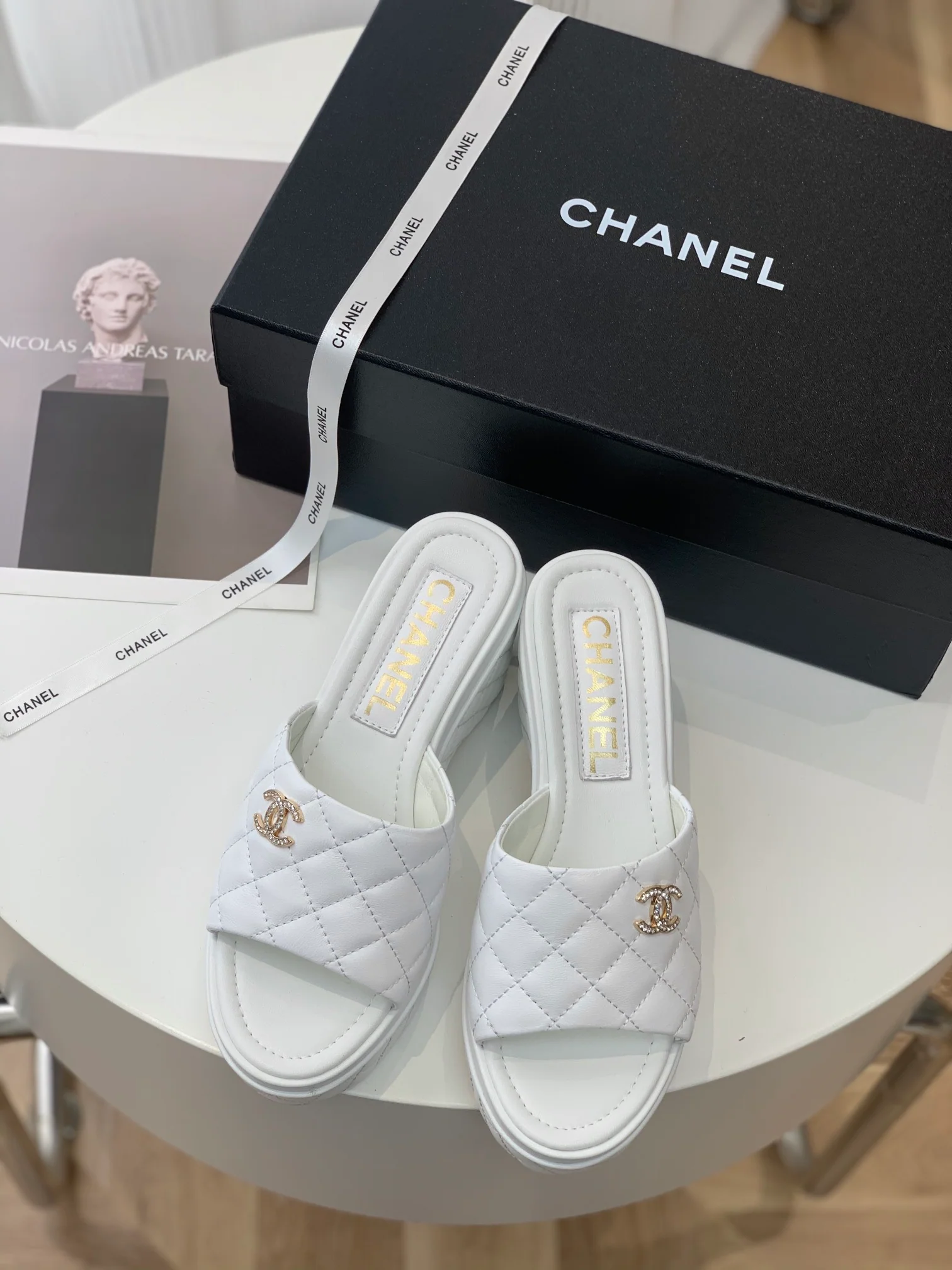Новинка 2023 года от Chanel - Тапочки на платформе с ромбовидным узором - Белые
