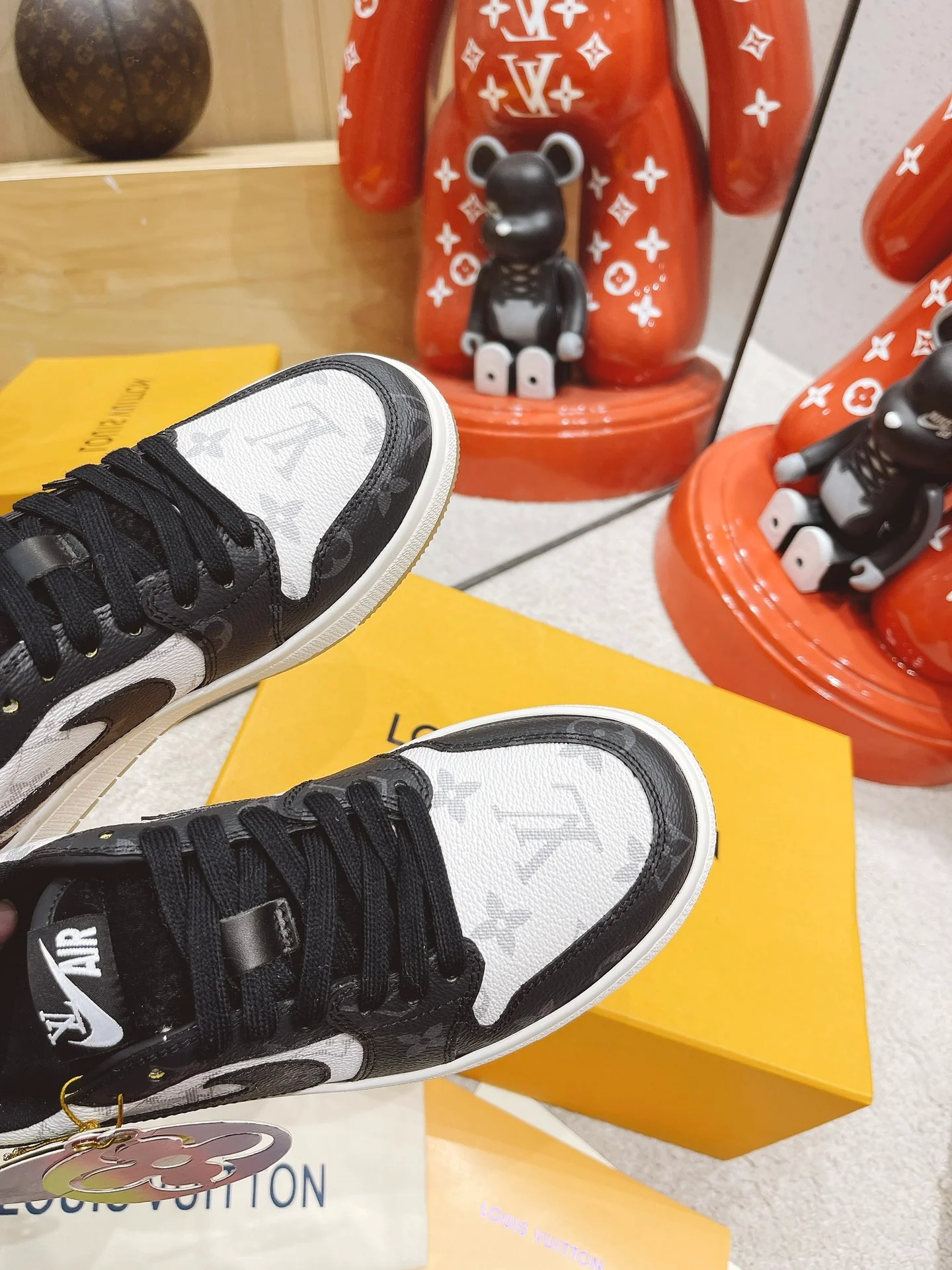 Обувь LV — обувь, созданная в сотрудничестве LV и Nike.