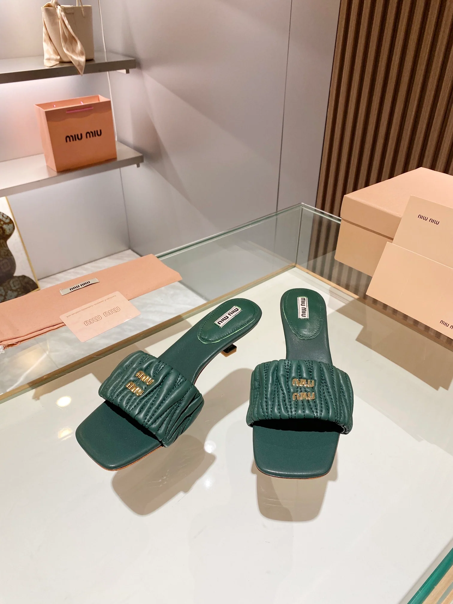 Новинка весны 2023 года от Miu Miu - Тапочки на низком каблуке - Темно-зеленые