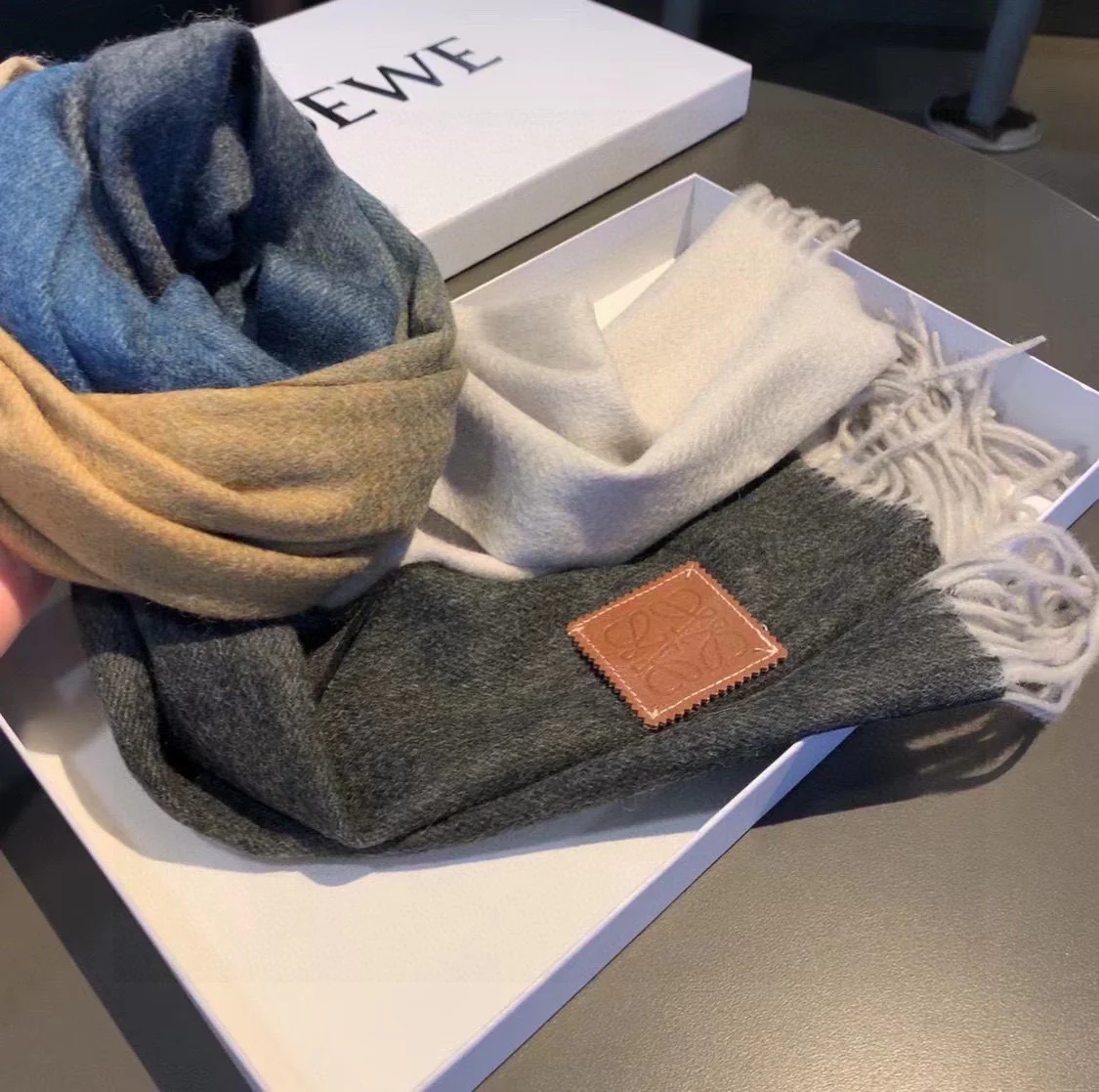 Lolwei - Шарф с кисточками ?Водяная рябь? - Темно-серый