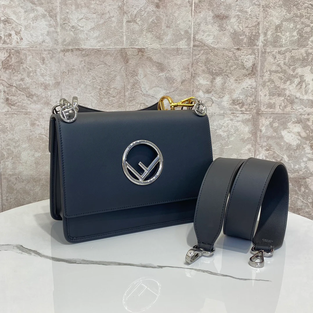 Сумка Fendi-Kani из телячьей кожи с логотипом, средний размер, черная.