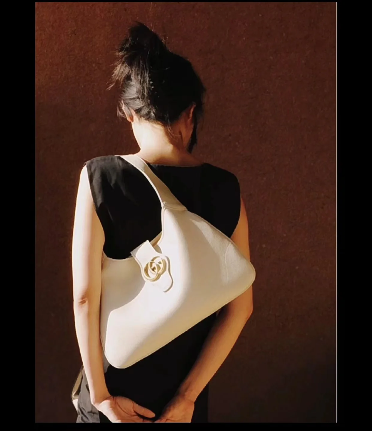 Весенняя коллекция Gucci 2023 — Сумка через плечо ?Полумесяц? — Белая — Фотографии в одежде.