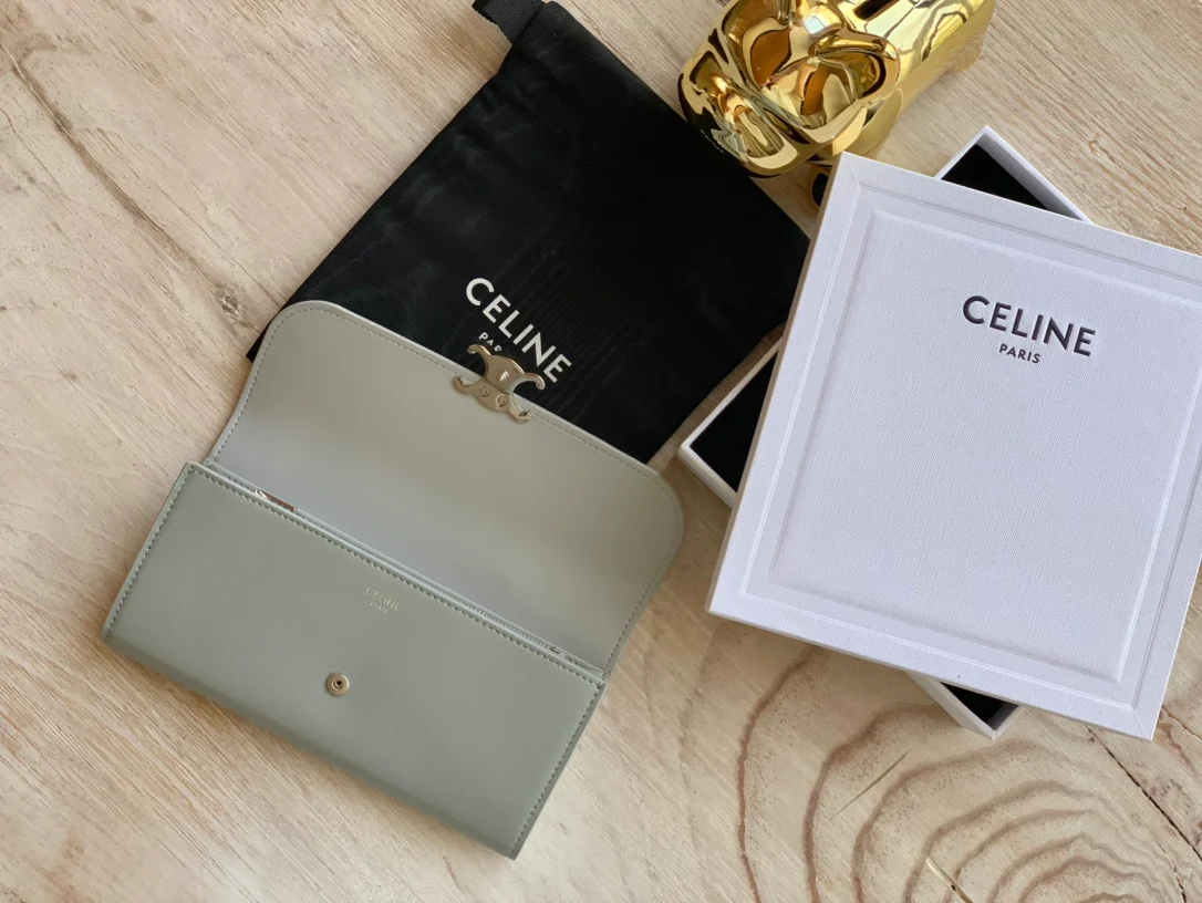 Celine TRIOMPHE 大号亮泽光滑羊皮革翻盖长夹