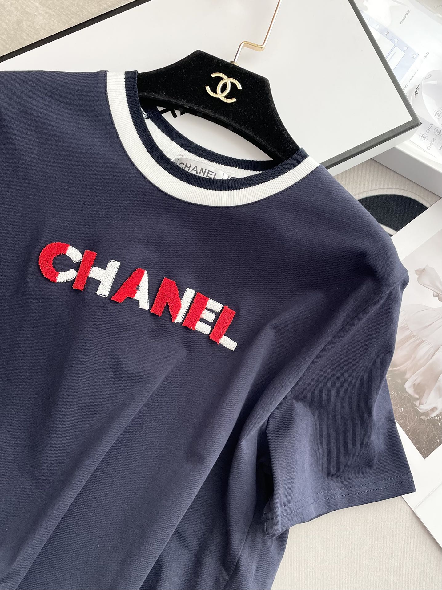 Футболка Chanel 2403 с вышитой 3D-буквой в виде зубной щетки, с короткими рукавами, черная.