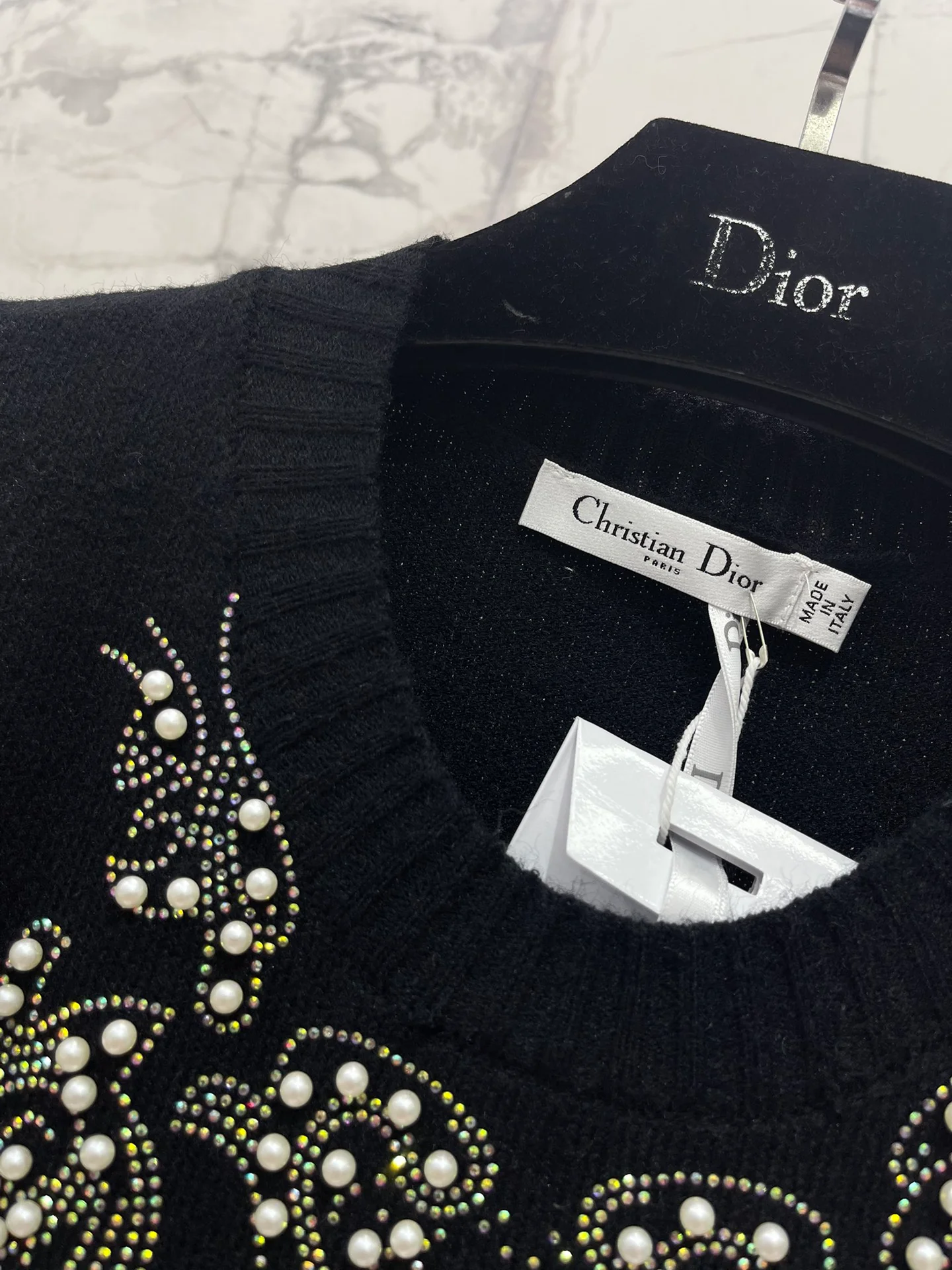 Летняя трикотажная футболка с коротким рукавом Dior 2403-24, украшенная бисером и стразами, черная.
