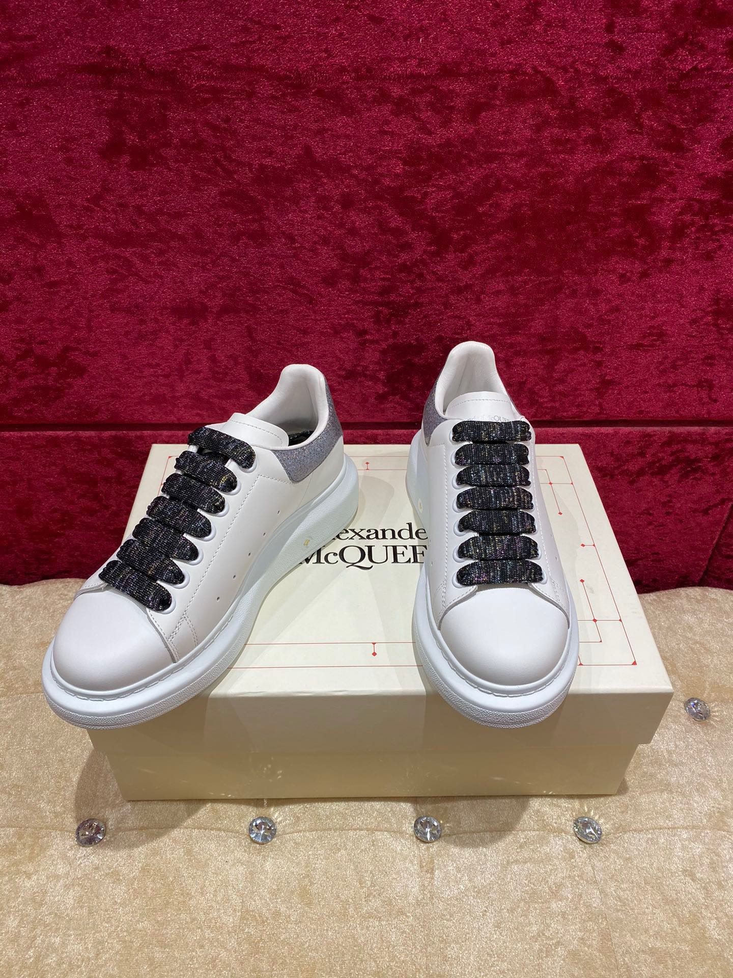 Классические белые кроссовки McQueen с серым каблуком