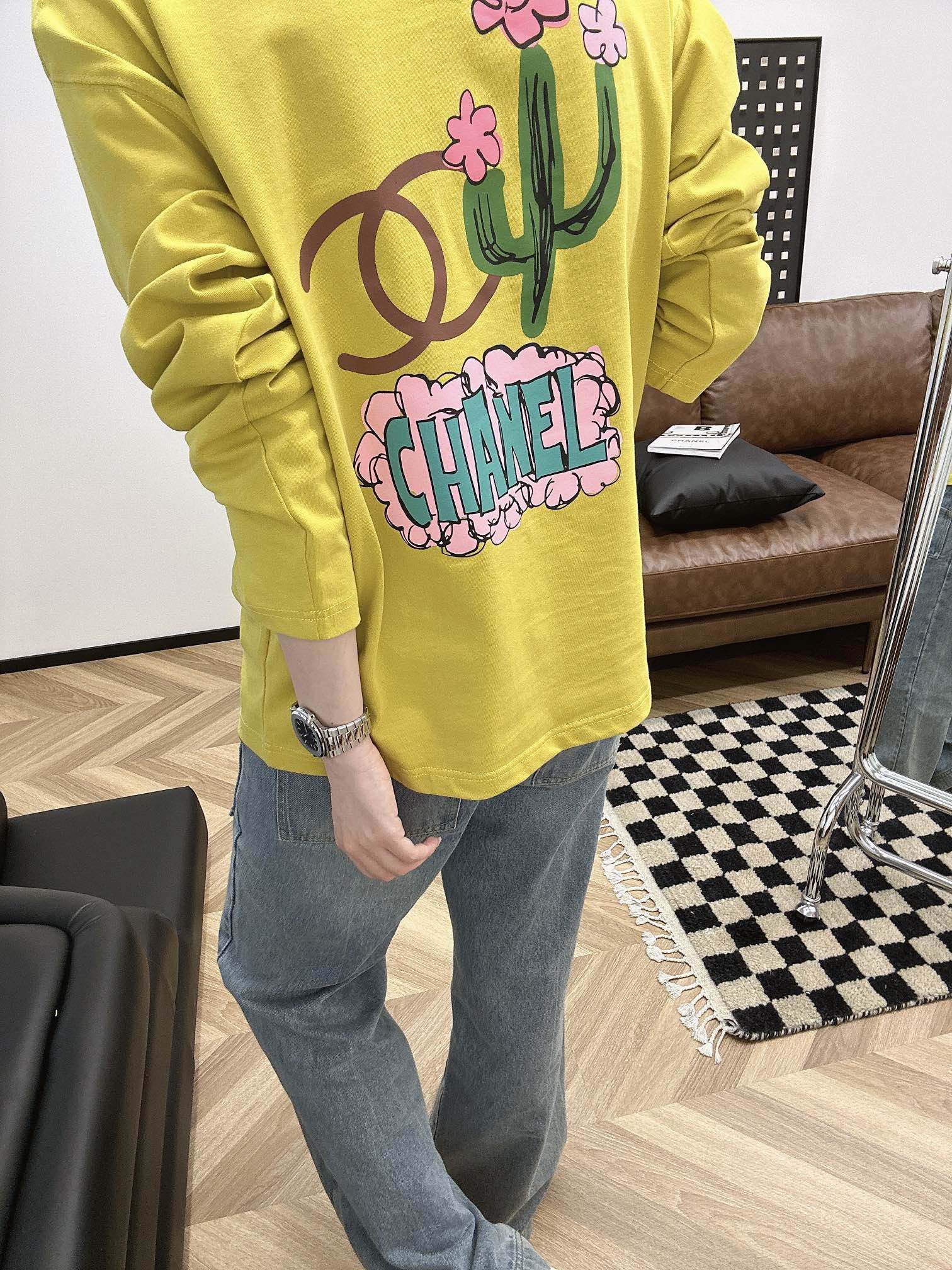 Футболка с длинными рукавами Chanel 2403 в винтажном стиле с принтом кактуса, горчично-желтого цвета.