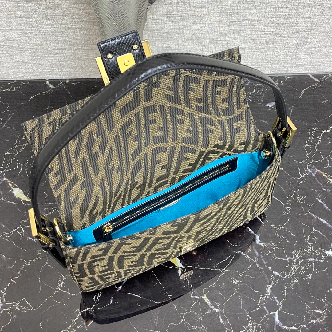 Сумка-багет Fendi из жаккардовой ткани средней длины.