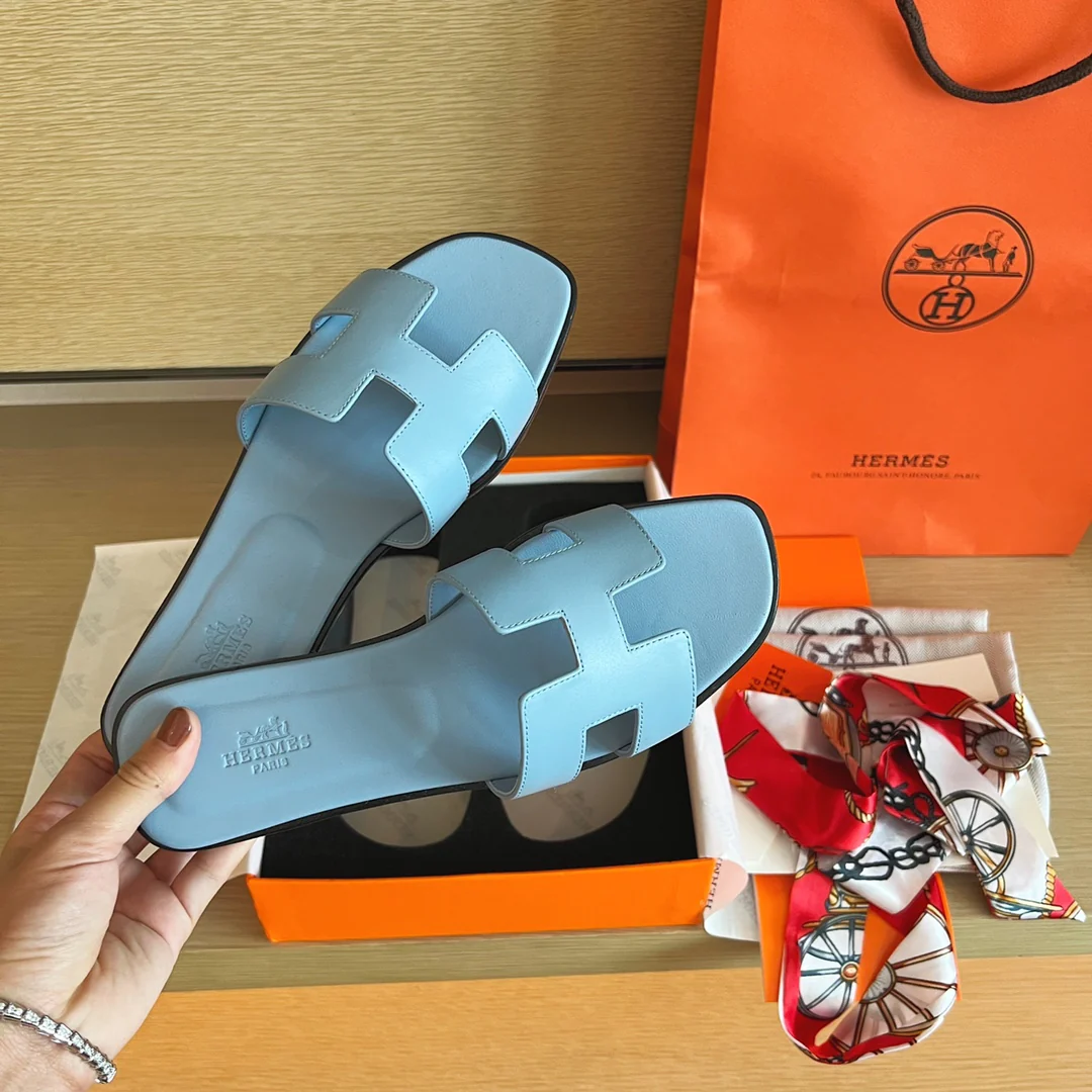 Сандалии Hermes на плоской подошве - верх из однотонной кожи - подошва, полностью закрывающая стопу