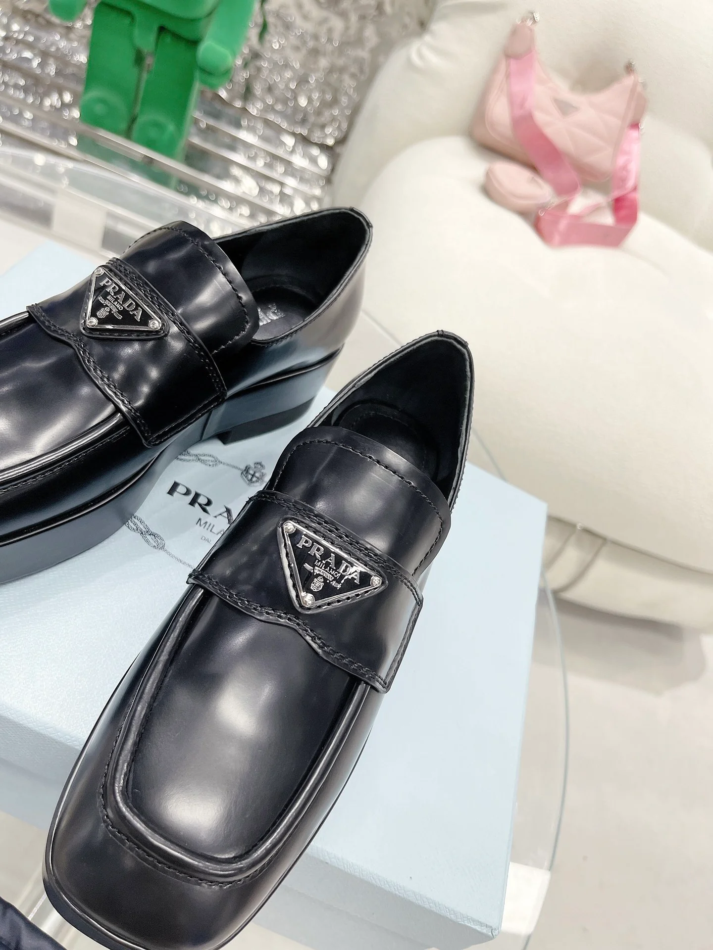 Коллекция Prada 2022 года с подиума - Кожаные туфли на платформе в стиле ботинок - 1