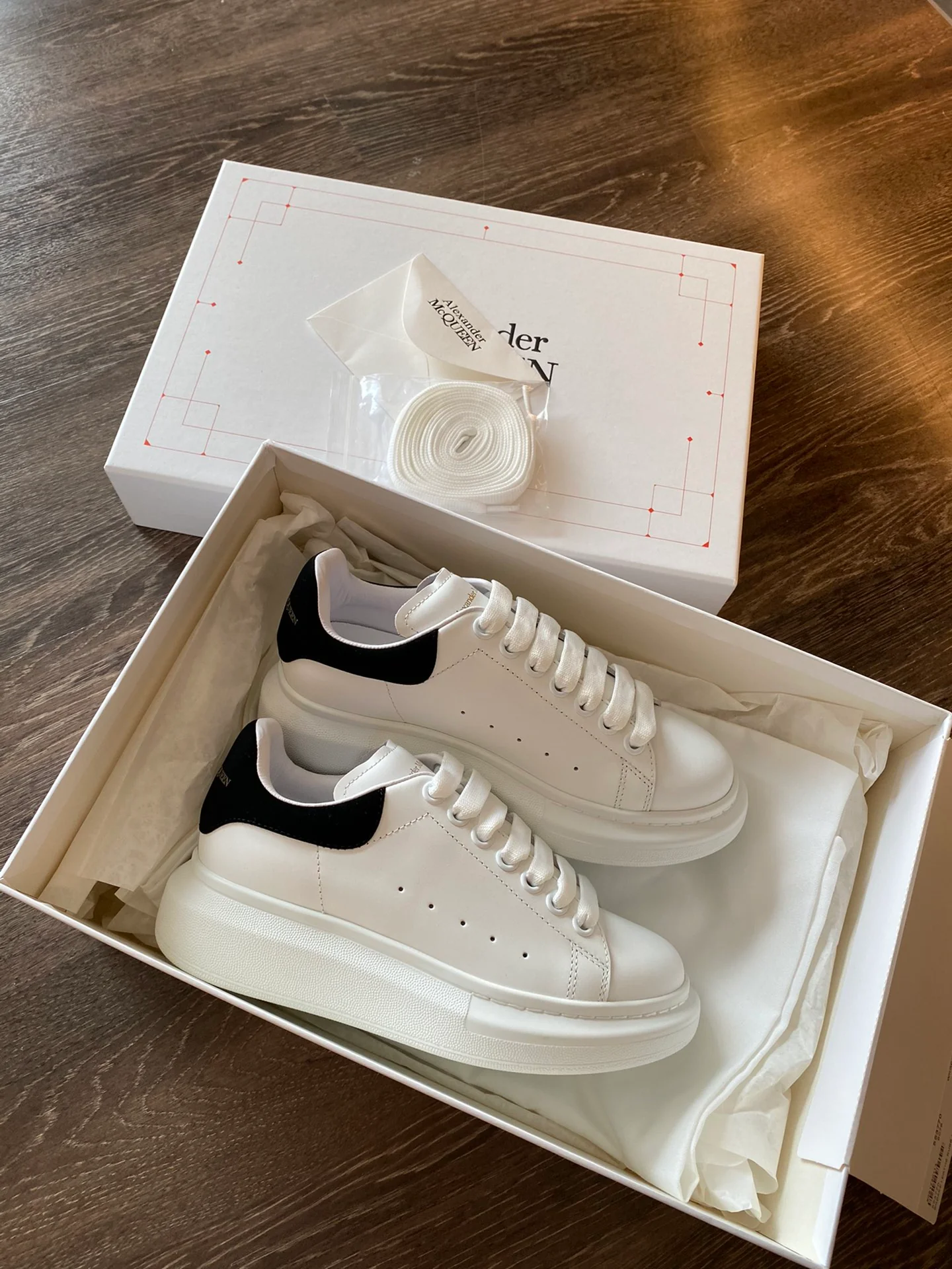 Классические белые кроссовки McQueen с замшевой подошвой и черным каблуком