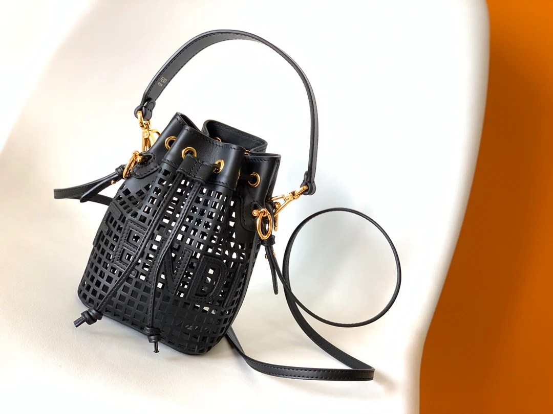 Сумка Fendi Montresor — черная (сумка-ведро с прорезью)