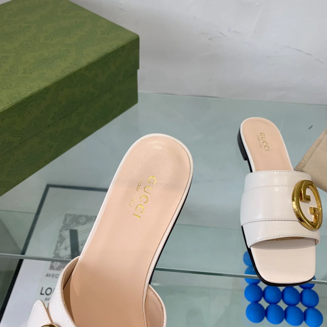 Новинка сезона весна/лето 2022 от Gucci - тапочки с двойной буквой G - 1 шт.