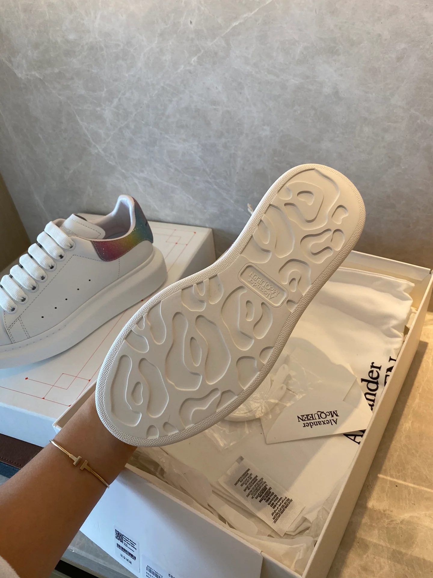 Классические белые кроссовки McQueen - замшевая подошва на каблуке - с блестками